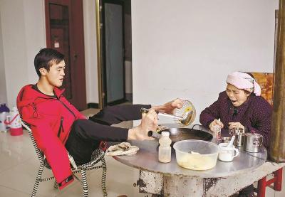 恩施无臂青年边照顾母亲边经营网店,双11卖了5万多元山货