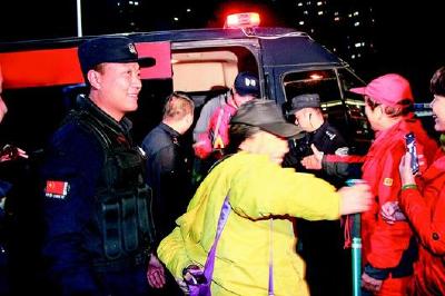10名老人游清江古河床失联 利川多部门连夜紧急搜救