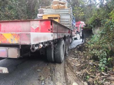 今天上午，325省道鹤峰至宣恩方向大车堵塞道路 近百辆车滞留现场