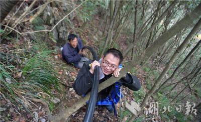 建始:偏远山村艰辛取水路