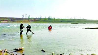 上游泄洪困住河中钓鱼老汉无奈打电话报警 消防员紧急营救