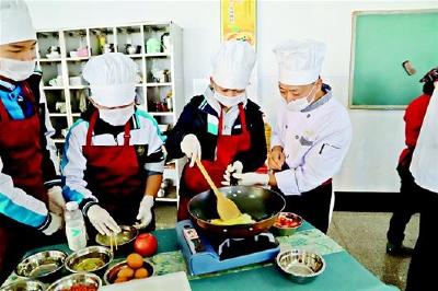 中学开烹饪课 大学办厨神大赛 校方表示“会做饭不仅是能力更是魅力”