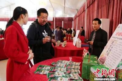 湖北农民夫妇电商创业 “土疙瘩”变成“香饽饽”