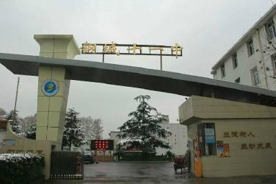 官方通报青山教师跳楼死亡事件：学校绩效工资、职称评审符合规定