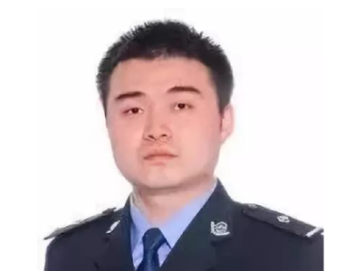 悲痛！30岁狱警追击歹徒不幸牺牲，妻子怀孕数月
