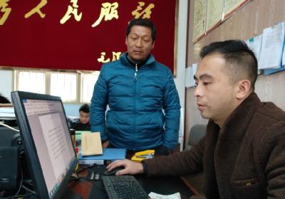 精准扶贫群英谱 | 何施强：带着群众干 干给群众看