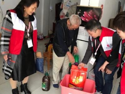 情系困难群众 巴东红十字会发放人道救助物资