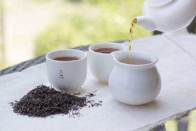 巴东：纪委书记“摆”茶经