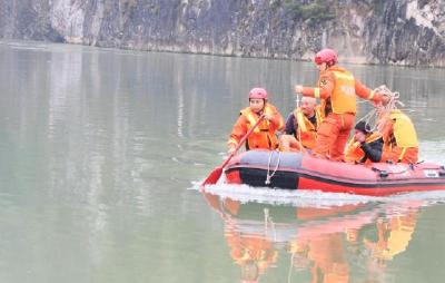 湖北恩施：3人河中垂钓船翻被困