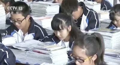 家长代老师批改作业 没有做到位还挨批……