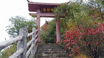 巴东巴人河：满山红叶美如画