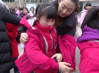 利川：这个冬天不太冷，“爱心衣橱”陪孩子温暖过冬