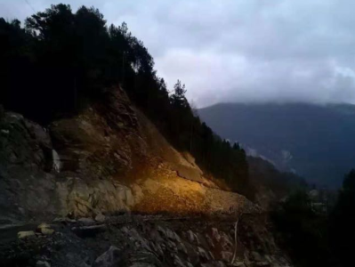 巴来线湾潭河漂岩段山体滑坡 亲历者讲述惊魂一瞬：活着真好！ 