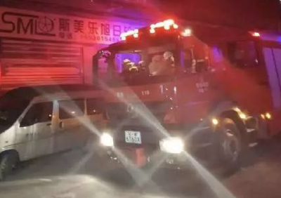 利川一居民住宅起火 消防救援人员抱出母婴2人