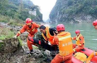 视频：3人清江河钓鱼翻船落水被困！上游紧急限流救援……