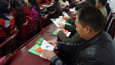 宣恩：法律“口袋书”深受欢迎