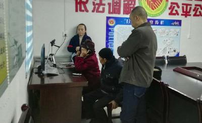恩施两位八十多岁的老人终于见到了狱中的儿子，没想到见面的方式却是…