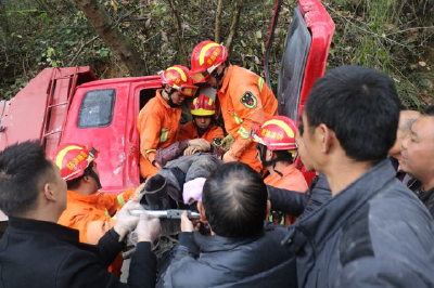 巴东：农用车撞上山体  消防人员紧急营救