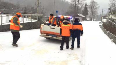 恩施州公路部门紧急行动迎战今冬首场冰雪