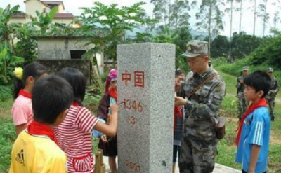 中越边境“红领巾”护碑队守护界碑十余载