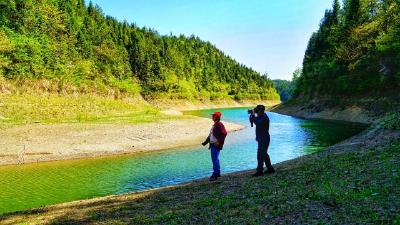 ​秘境鹤峰：舴艋舟上戏鱼虾 云雾山里打野瓜
