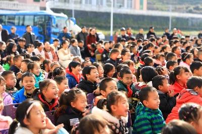 鹤峰：省民族歌舞团送戏进校园