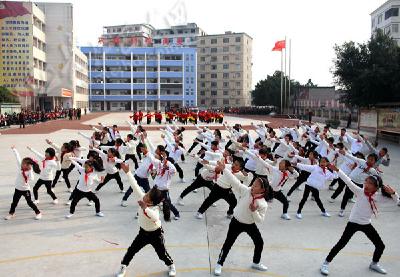 国学润童心　巴东县官渡口镇中心小学演绎《弟子规》