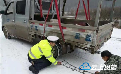 冰雪低温来袭，建始交警力保路畅人安