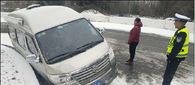 中新网湖北|建始警方抗击冰雪 救助被困辽宁老两口