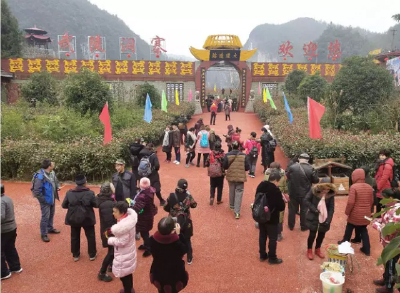 利川首个天坑刨汤节开幕，引来500名游客品尝！