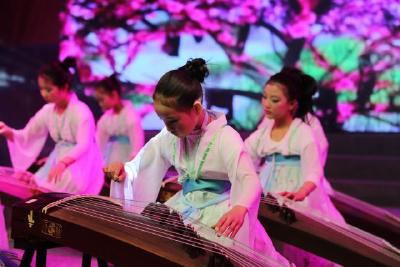 鹤峰：唱戏曲弹古筝吹葫芦丝 传统文化“香”满校园艺术节