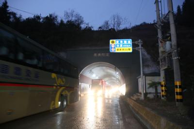 巴东麦丰隧道恢复通行