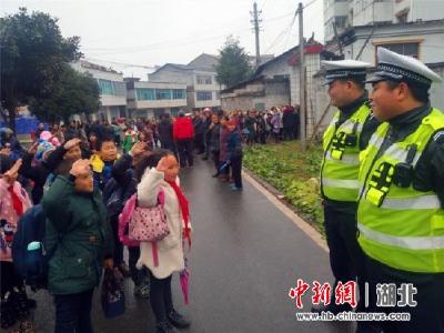 鹤峰县走马交警中队护学岗为学生安全保驾护航
