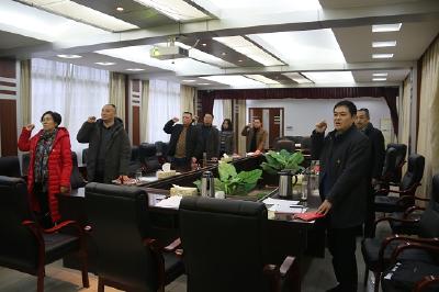 牢固树立宪法意识，全面推进依法治企，切实提高监管水平