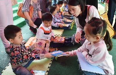 幼儿园小朋友互换礼物 家长们左右为难