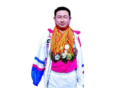 湖北残疾游泳冠军转身成创业明星 8岁失双臂曾夺56枚奖牌