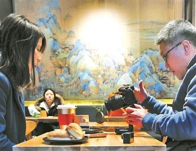 故宫角楼咖啡开业 蛋糕“千里江山卷”成网红