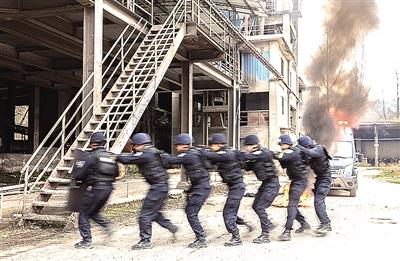 利川公安特警“冬训”练兵忙