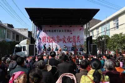咸丰县创作群口快板《扫黑除恶显神威》