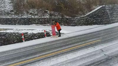 鹤峰“大雪”巡路忙