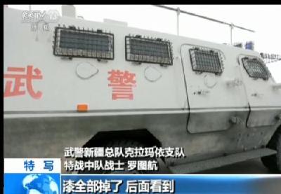 14级大风中多名群众被困国道 武警开重型装甲车救援