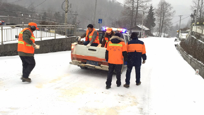 全州公路部门紧急行动迎战今冬首场冰雪