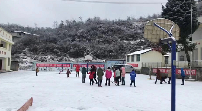 鹤峰：校园除冰队  冬日风景线