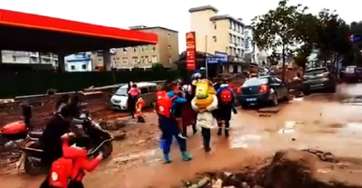 转发正能量！来凤这群幼师自发背学生过泥泞烂路