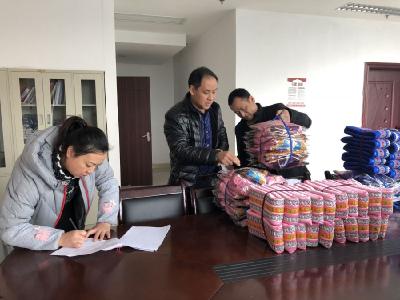 利川市文化馆为基层文艺队伍“添新装”