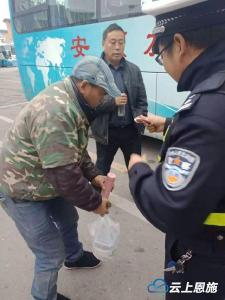 利川:男子昏倒街头 市民警察齐帮忙