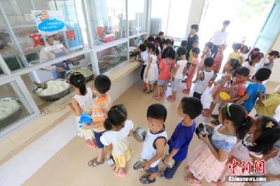 教育部：3700万农村学生吃上免费营养餐