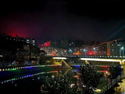 鹤峰：灯火通明的溇水河畔 光彩夺目的鹤峰夜景