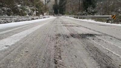 注意！省道351路面结冰 请过往车辆带好防滑链条