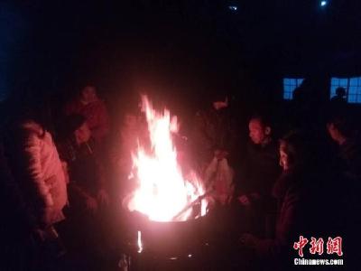 直击四川兴文地震震中：村民寒风中烤火取暖 